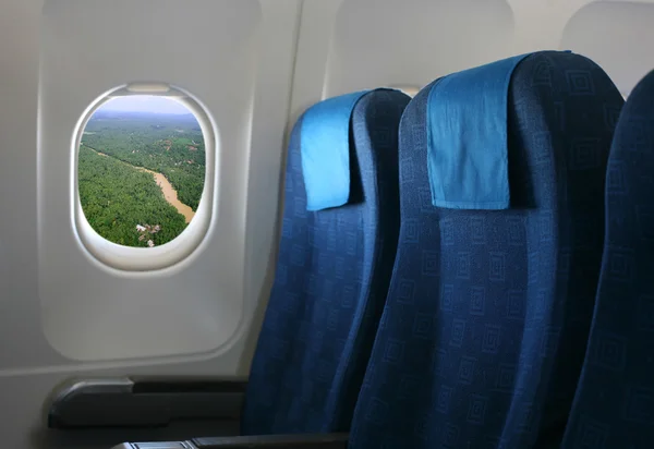 Sitz und Fenster im Flugzeug — Stockfoto