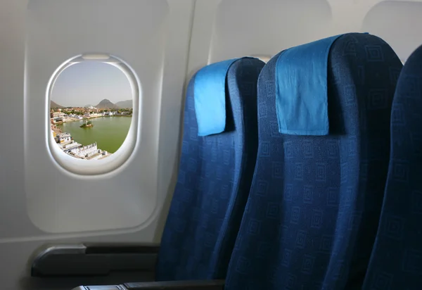 Sitz und Fenster im Flugzeug — Stockfoto