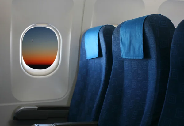 Sitz und Fenster im Flugzeug — Stockfoto