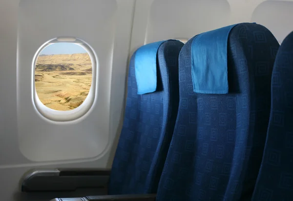 Sitz und Fenster im Flugzeug — Stockfoto