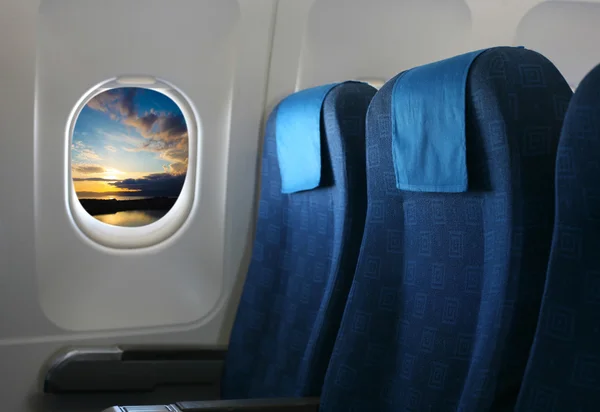 Sitz und Fenster im Flugzeug Stockbild