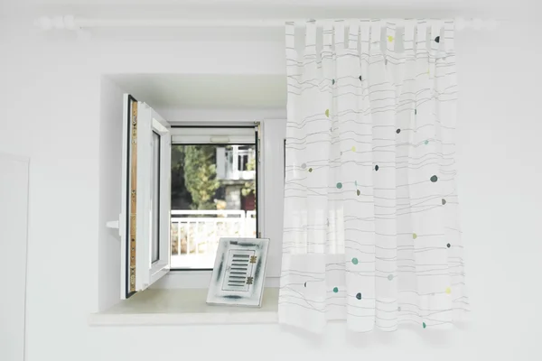 Fönster och gardin — Stockfoto