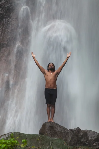 Man at waterfall — Stock Photo, Image