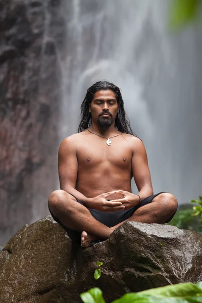 Uomo meditando — Foto Stock