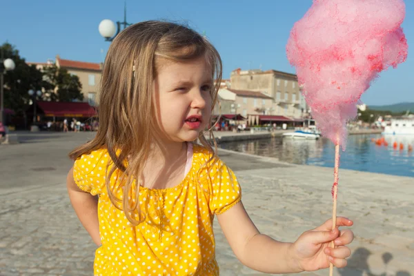 Flickan äta sockervadd — Stockfoto
