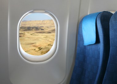 Uçak koltuğu ve pencere