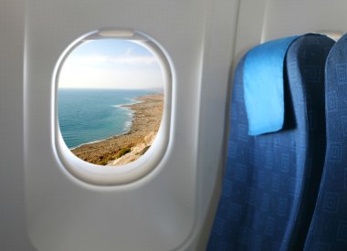 Uçak koltuğu ve pencere