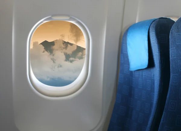Uçak koltuğu ve pencere — Stok fotoğraf