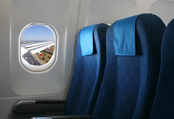 Assento e janela do avião — Fotografia de Stock