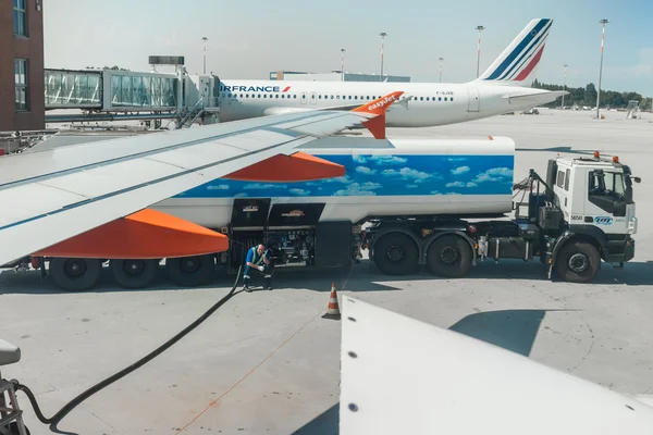 Refuelling plane — Stock Photo, Image