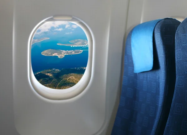 Самолет сиденье и окно — стоковое фото