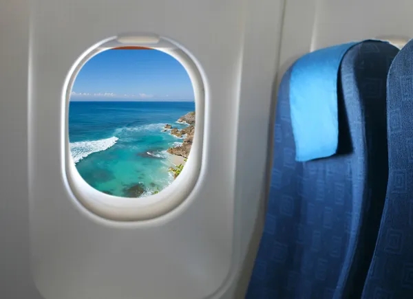 Sitz und Fenster im Flugzeug lizenzfreie Stockfotos