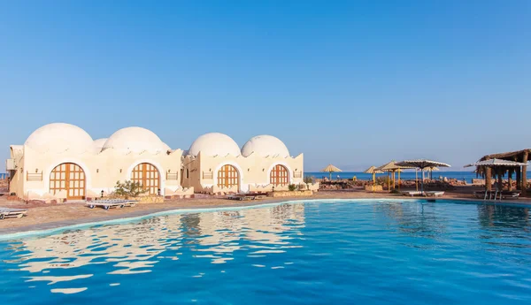 Bungalows and pool — Stock Photo, Image