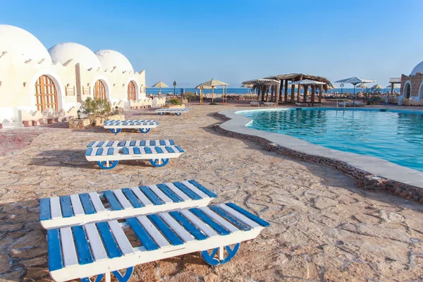 Bungalows and pool — Stock Photo, Image