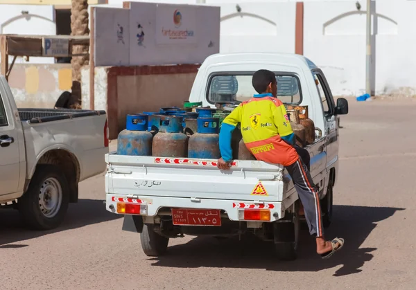 Kleine Lastwagen liefern Gasflasche — Stockfoto