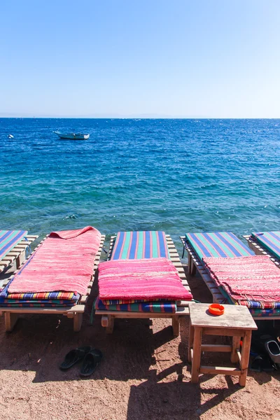 Solstolar på stranden — Stockfoto