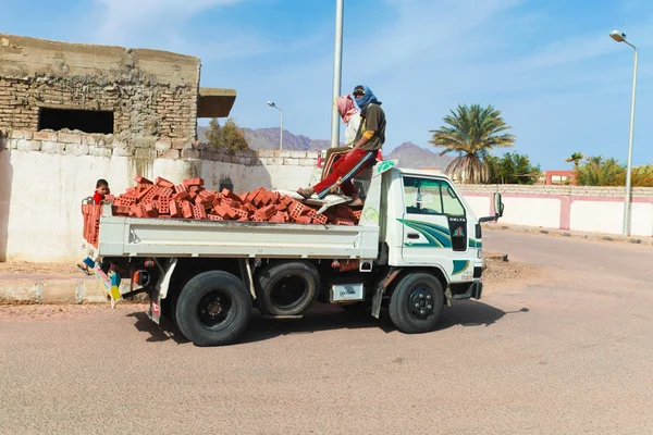 Transporte de ladrillos — Foto de Stock