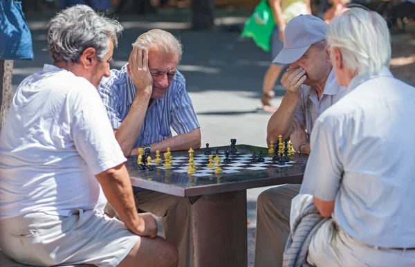 Old men playing chess — Stock Photo, Image