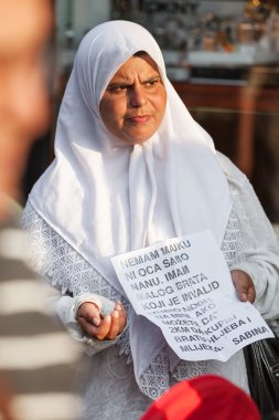 Müslüman kadının sokakta akla getiriyor.