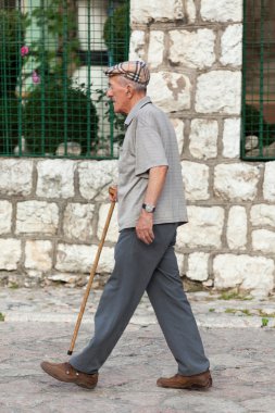 Yaşlı vatandaş.