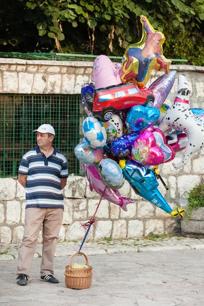 Člověk prodává helium balónky — Stock fotografie