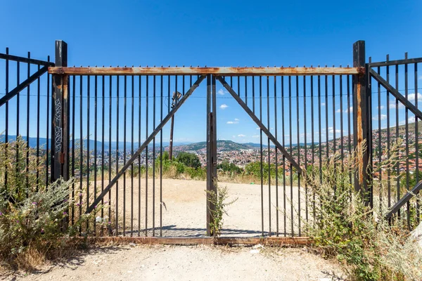 Vecchio cancello arrugginito — Foto Stock