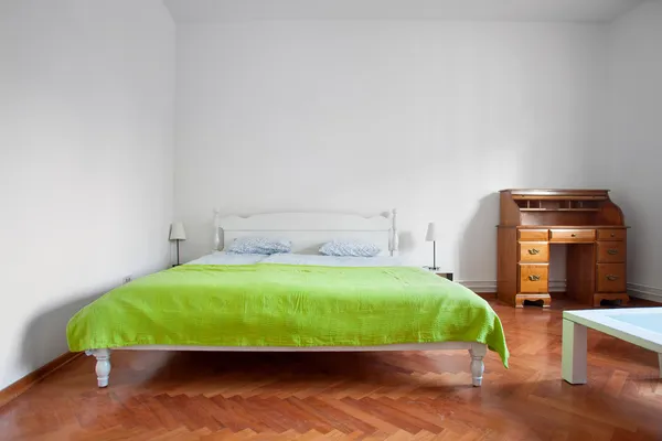 素朴なベッドルーム — ストック写真