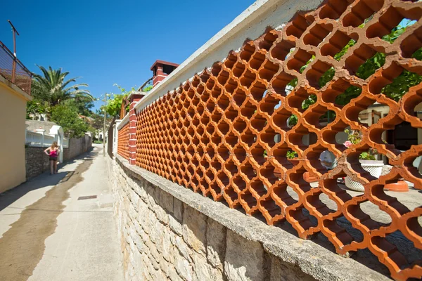 Valla de ladrillo decorativo y piedra — Foto de Stock