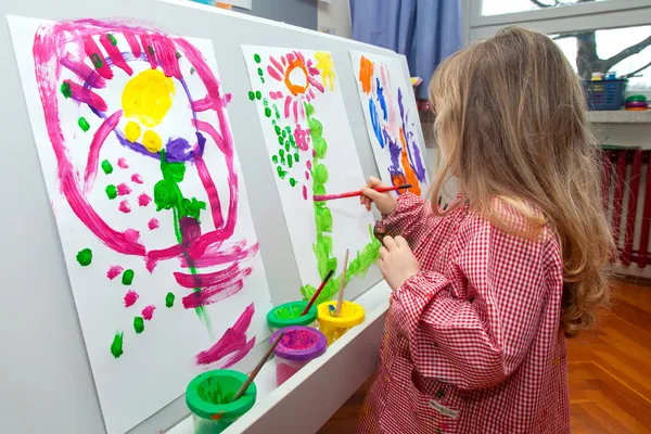 Little girl painting on paper — Stock Photo, Image