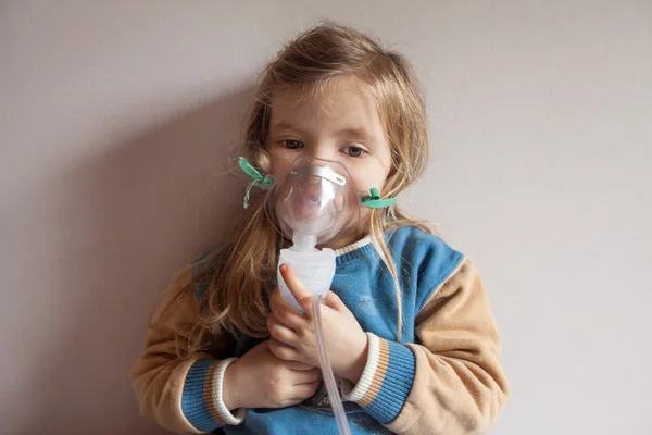 Little girl holding inhalation mask — Stock Photo, Image