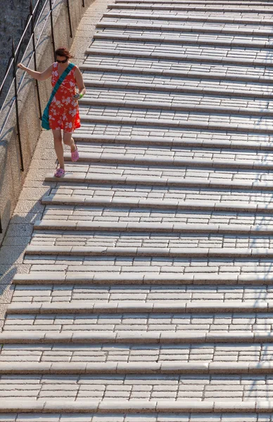 Woman crossing the Old Bridge — Stock Photo, Image