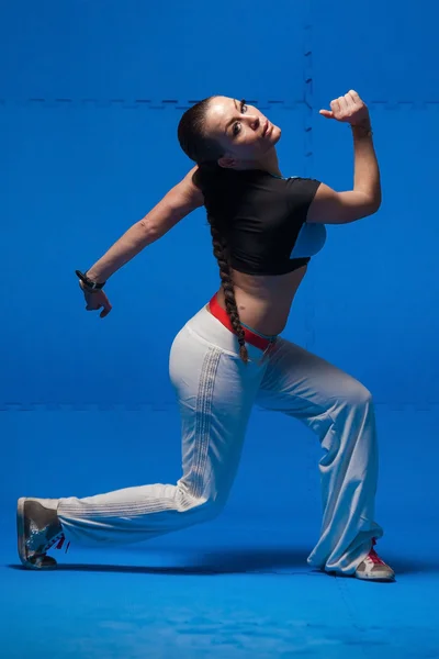 Νεαρή χορεύτρια στο κίνημα — Φωτογραφία Αρχείου