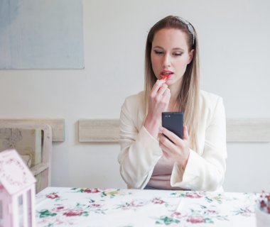 Restoran holding ruj ve lo çekici bir genç kadın