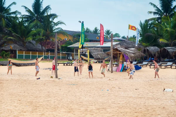 Giovani che giocano a beach volley sulla spiaggia di Hikkaduwa — Foto Stock