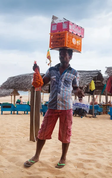 Lokala leverantör säljer frukt på stranden hikkaduwa — Stockfoto