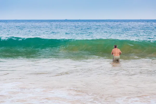 Idősebb férfi belépő a tenger hikkaduwa strandon — Stock Fotó