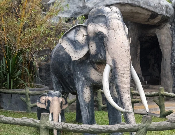 황금 사원에 코끼리 동상 — 스톡 사진
