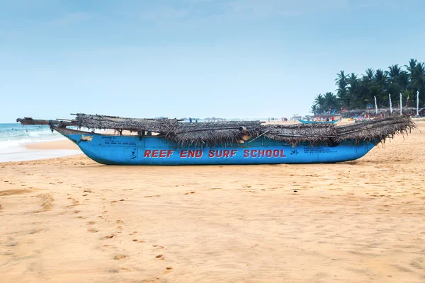 Barco de pesca tradicional do Sri Lanka na praia de Hikkaduwa arenosa — Fotografia de Stock