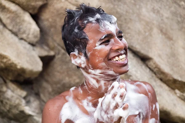 Menino local coberto com sabão em Ravana cai — Fotografia de Stock