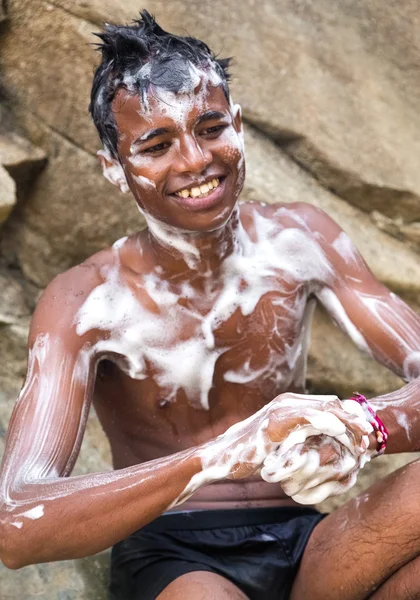 Местный мальчик, покрытый мылом у водопада Равана — стоковое фото