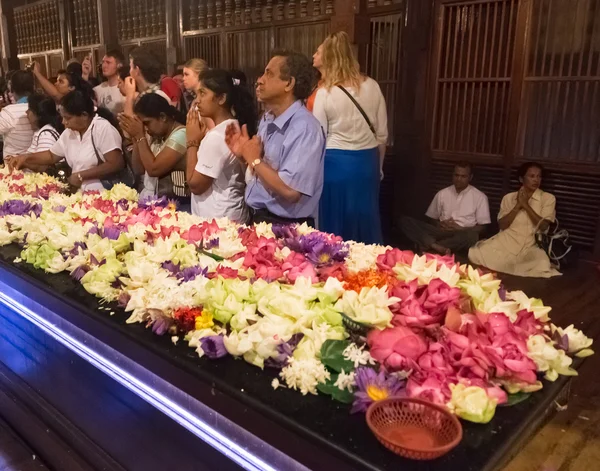 Groupe de touristes à l'intérieur du temple de la dent — Photo