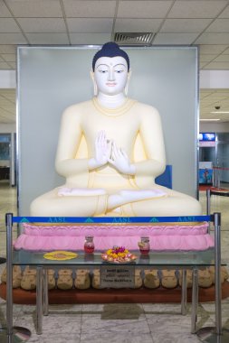 geçiş alanı bandaranaike Uluslararası Havaalanı'nda bulunan büyük Buda heykeli