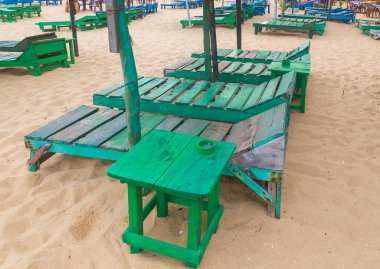 Grup kumlu Plajı'nda boş yeşil şemsiye.