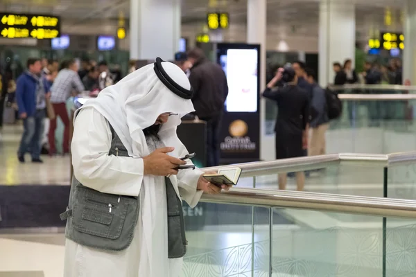 Muslimsk man klädd i traditionella kläder vid infodisken i doha — Stockfoto