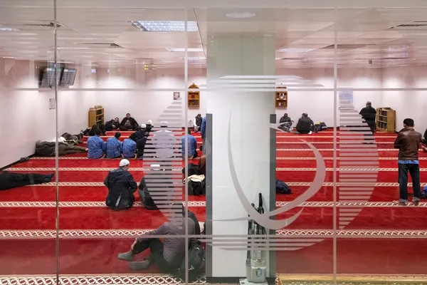 Homens muçulmanos rezando na sala de oração no Aeroporto Internacional de Doha — Fotografia de Stock