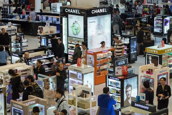 I turisti fanno shopping al Duty Free Shop all'aeroporto internazionale di Doha — Foto Stock