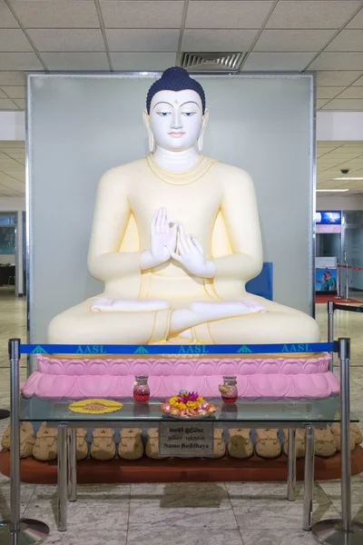Geçiş alanı bandaranaike Uluslararası Havaalanı'nda bulunan büyük Buda heykeli — Stok fotoğraf