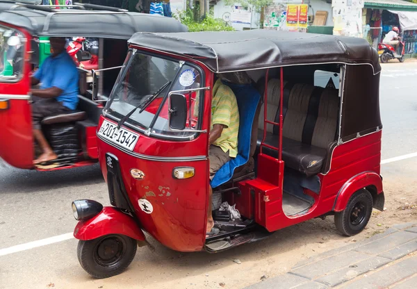 Dwa czerwone tuk-tuk pojazdów na ulicy hikkaduwa — Zdjęcie stockowe
