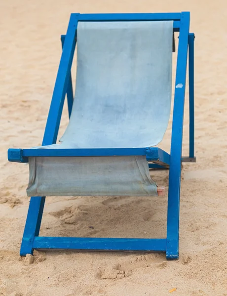 Lege blauwe strandstoel aan zandstrand — Stockfoto