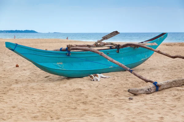 Traditional Sri Lankan fishing boat on empty sandy beach. — Stock Photo, Image